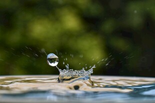 水滴入水瞬间特写