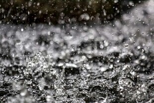 雨滴落下溅起水花