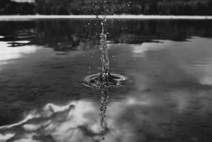 水中喷泉倒影黑白景致