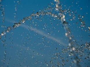 水滴在蓝天背景下飞溅