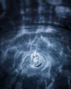水滴入水泛起美丽涟漪