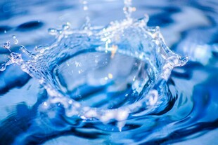 蓝色水花绽放瞬间