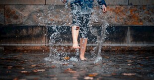 雨中踏水的活力身影