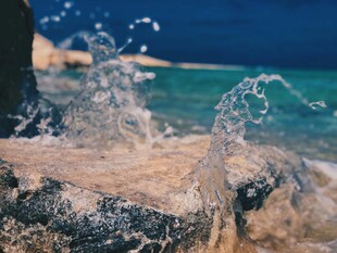 海浪拍打礁石的美丽瞬间