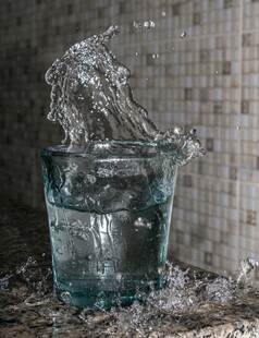 水杯中水溅起的瞬间