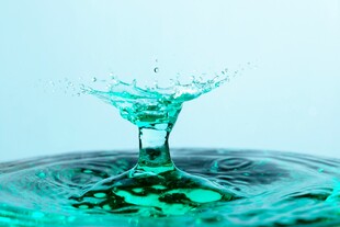 水滴飞溅的灵动瞬间
