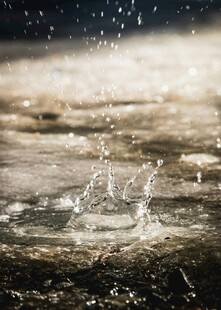 水滴溅落瞬间的美妙景象