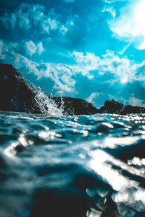 海边波光粼粼的美丽景象