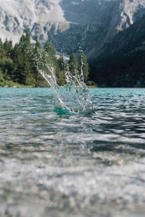 湖水溅起水花的自然美景