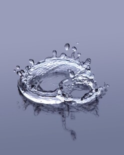 水滴溅起的美妙瞬间