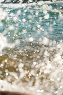 海浪轻拍沙滩的美丽瞬间
