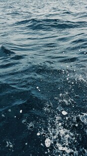 波涛翻涌的深蓝色海面