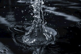 水滴入水瞬间的美妙景象