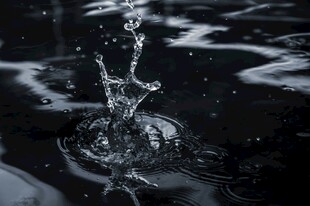 水滴溅落瞬间