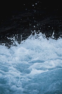海浪翻涌瞬间