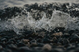 海浪拍打鹅卵石瞬间