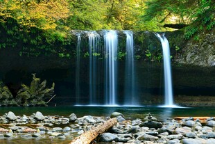 山间瀑布美景