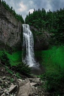 山间瀑布美景