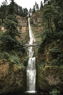 山间壮丽瀑布景观