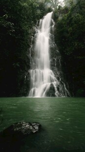 山间瀑布下的碧绿潭水