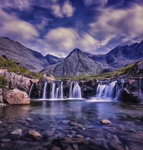 山间瀑布与壮丽山景