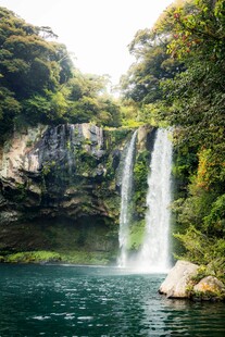山间飞瀑下的碧绿潭水