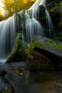 山间瀑布美景