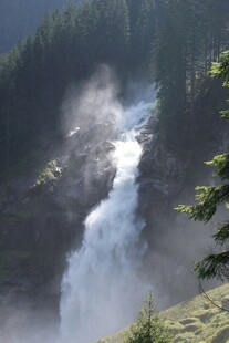 山间瀑布云雾缭绕美景