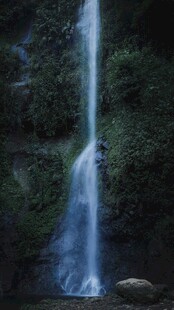 山间瀑布美景
