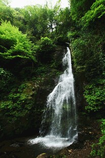 山间瀑布 绿意环绕的美景