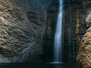 山间瀑布美景