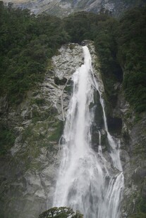 山间壮丽瀑布景观