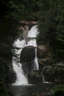 山间瀑布美景