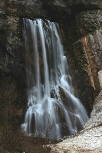山间小瀑布美景