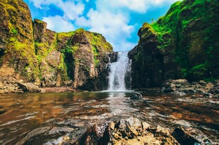 山间飞瀑美景