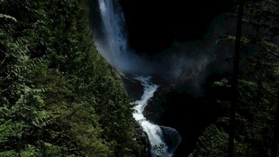 山间瀑布美景