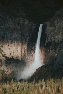 山间瀑布美景