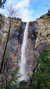 山间瀑布美景