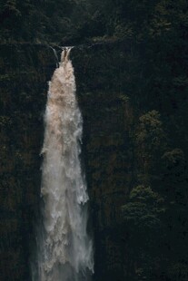壮观瀑布倾泻于山林间