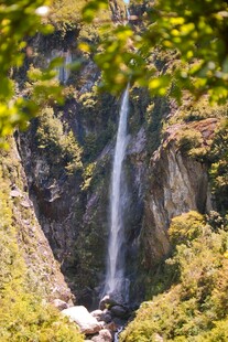 山间瀑布美景