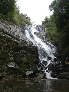 山间瀑布美景