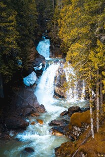 山间溪流瀑布自然美景