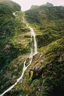 山间蜿蜒公路与壮美瀑布