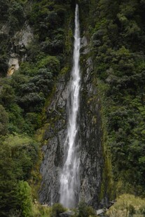 山间瀑布美景
