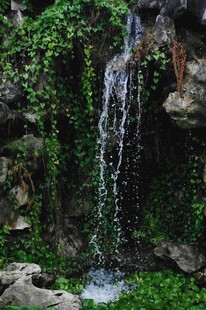 山间小瀑布绿植环绕美景