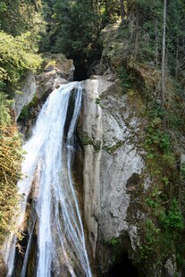 山间瀑布美景
