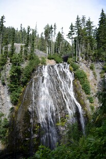 山间瀑布美景
