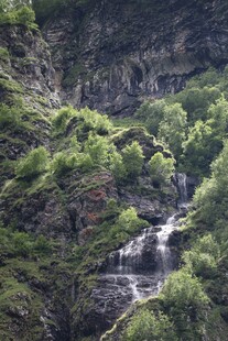 山间瀑布绿植美景