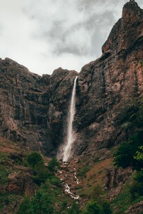 山间瀑布壮丽自然景观