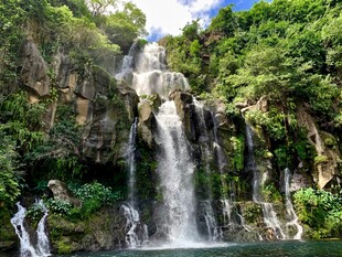 壮观山林瀑布景观